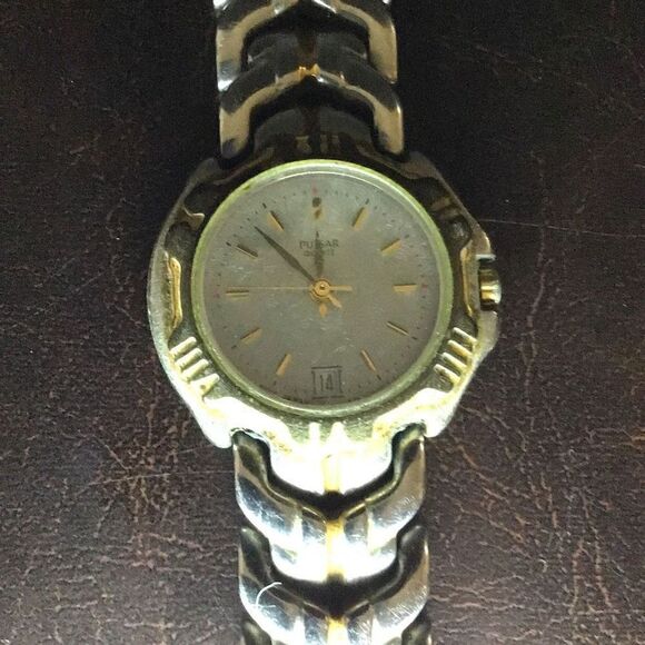 Vintage watch by pulsar needs battery - Picture 2 of 3